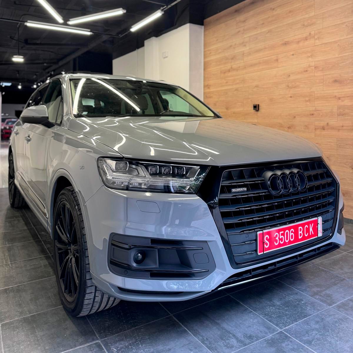 Audi Q7 gris con frontal negro brillante en taller; pulido y sellado protector de pintura en CDW Llacer
