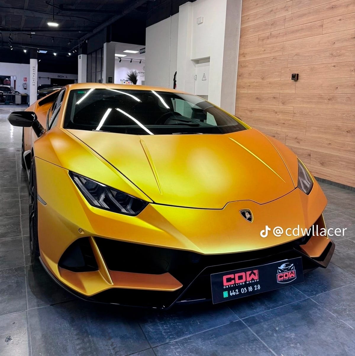 Lamborghini Huracán con vinilo oro satinado en taller; cambio de color con car wrapping de CDW Llacer.