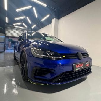 Volkswagen Golf R azul bajo luces de inspección; detailing exterior y sellado protector en CDW Llacer
