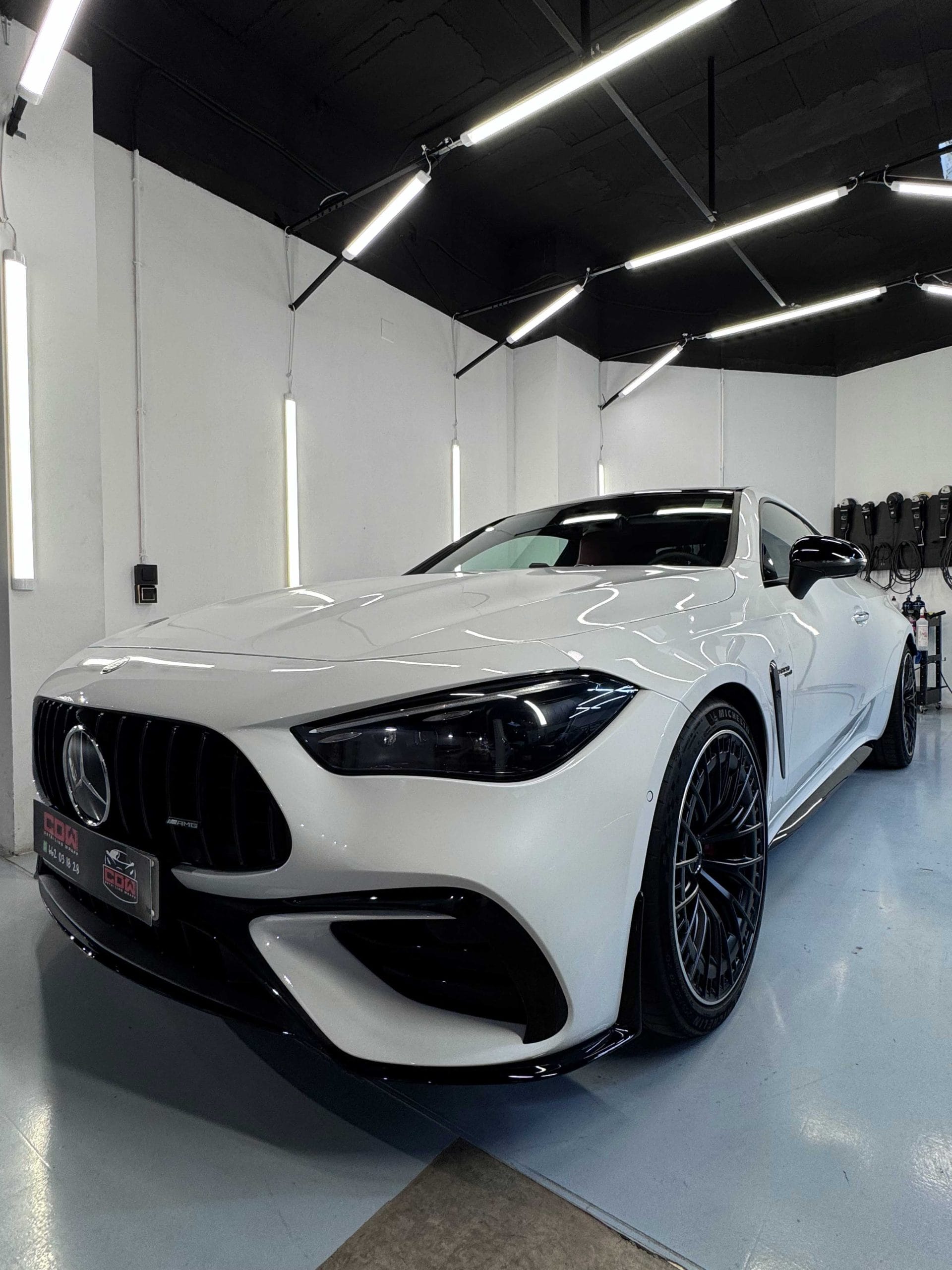 Mercedes blanco protegido con PPF en CDW Llàcer, acabado premium y brillo de fábrica.