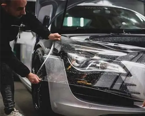 Aplicación de film transparente de protección (PPF) en el frontal de un coche para evitar impactos y arañazos